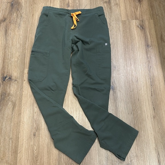 Figs XS Moss top AND figs S "v" neck top AND figs bottom - Picture 6 of 11